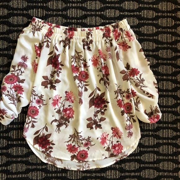 3/$20 Floral off the shoulder top - Picture 2 of 4